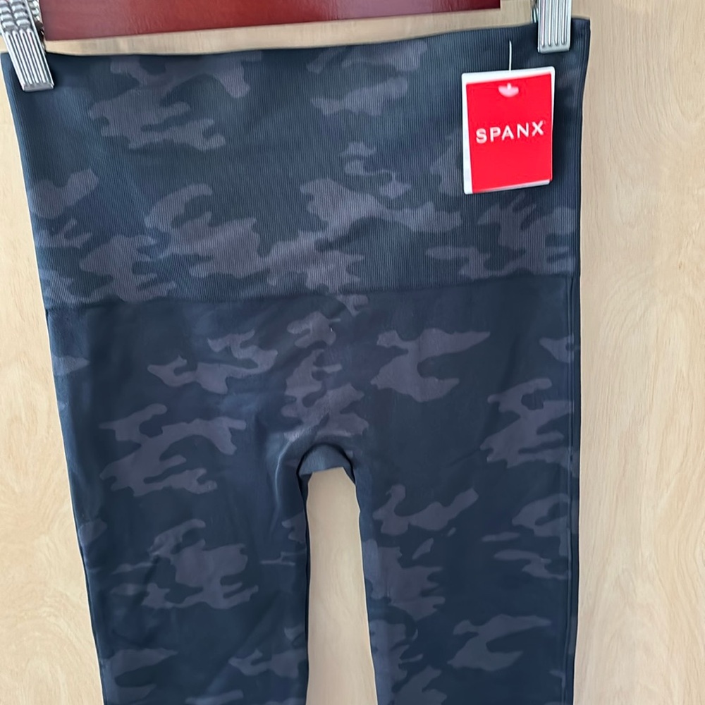 NWT Spanx Look At Me Now Leggings. Black Camo. Size Medium.